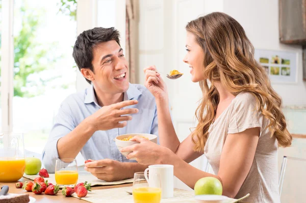 Casal desfrutando café da manhã — Fotografia de Stock