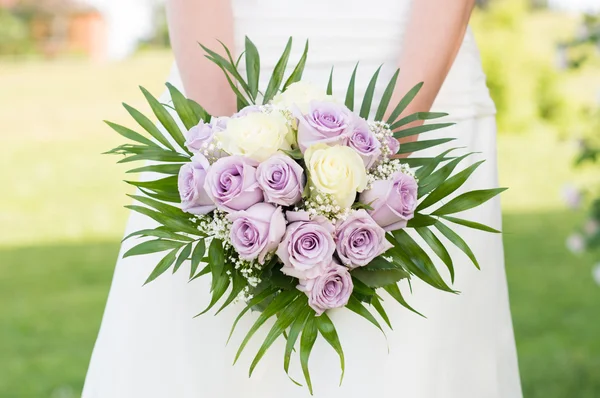 Sposa tenendo bouquet rosa — Foto Stock