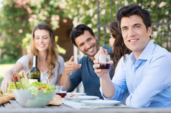 Человек пьет стакан вина — стоковое фото