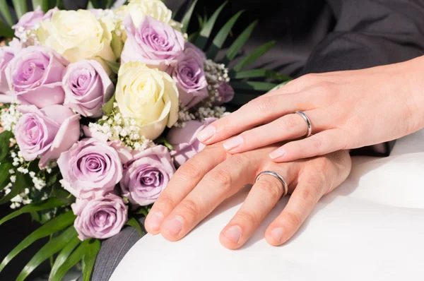 Evlilik yüzüklü eller — Stok fotoğraf