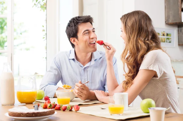 Casal tomando café da manhã — Fotografia de Stock