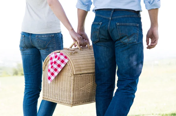 Primer plano de pareja celebración de picnic cesta — Foto de Stock