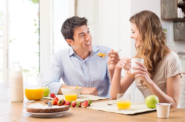 朝食を持っている若いカップル — ストック写真