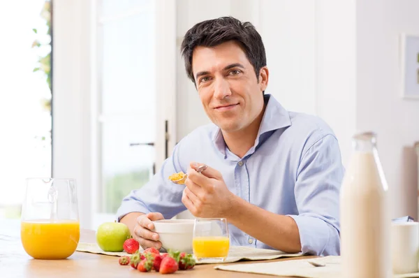 Homem tomando café da manhã — Fotografia de Stock