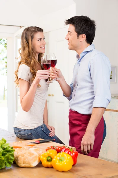 Jovem feliz casal brindar copo de vinho — Fotografia de Stock