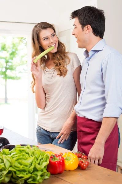 Szczęśliwa para młodych, gotowanie — Zdjęcie stockowe