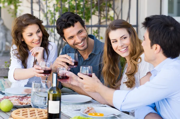 Amigos brindar copo de vinho — Fotografia de Stock