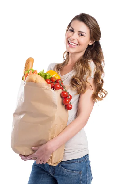 Mujer joven sosteniendo bolsa de comestibles — Foto de Stock