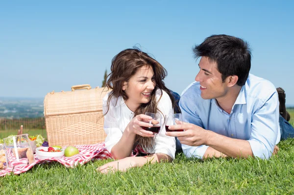 Pareja joven teniendo picnic — Foto de Stock