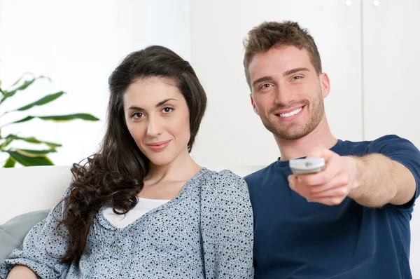 Lächelndes Paar vor dem Fernseher — Stockfoto