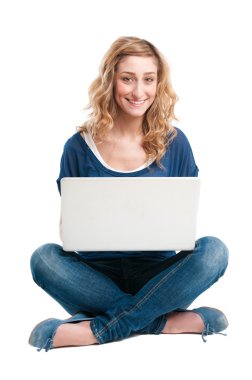 laptop gülümseyen kız
