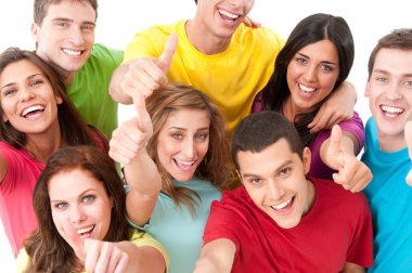 neşeli genç arkadaşlar yukarı başparmak