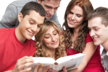 Öğrenciler birlikte okuyorlar.