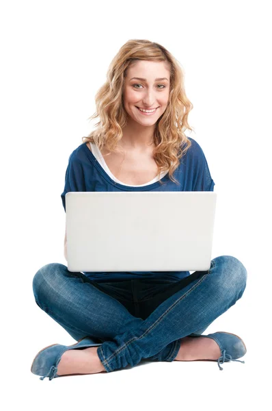 Chica sonriente en el ordenador portátil — Foto de Stock