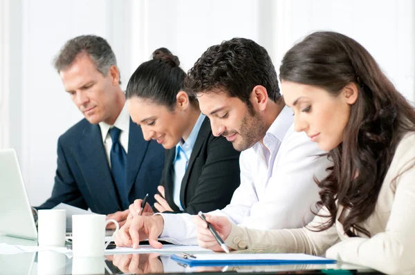 Uomini d'affari che lavorano in ufficio — Foto Stock