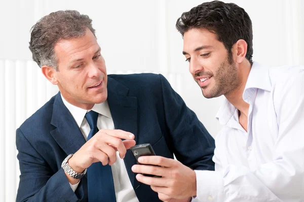 Discussão de negócios com telefone celular — Fotografia de Stock