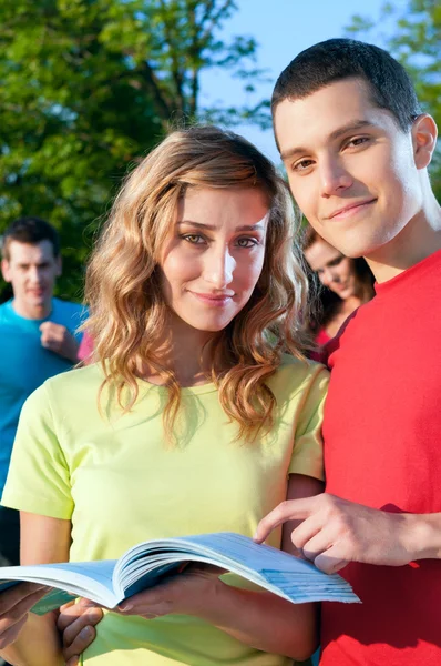 Lachende studenten — Stockfoto