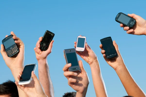 Сучасні мобільні телефони — стокове фото