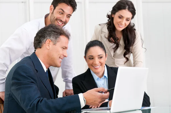 Equipo empresarial trabajando juntos — Foto de Stock