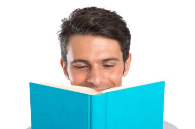 Genç adam kitap okuyor.