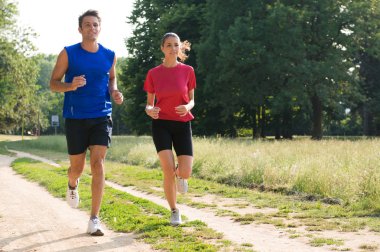 genç bir çift jogging portresi