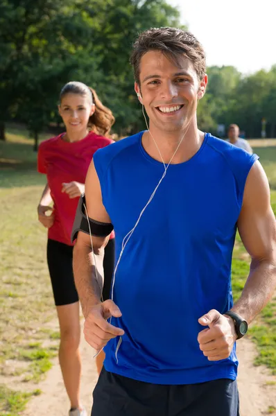 Ritratto di un uomo che fa jogging Ascolto Musica — Foto Stock