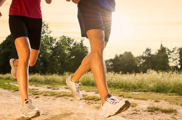 Junges Paar joggt im Park — Stockfoto