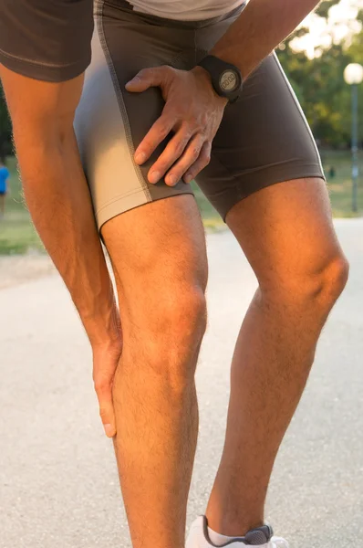 Homme ayant des crampes dans la jambe — Photo