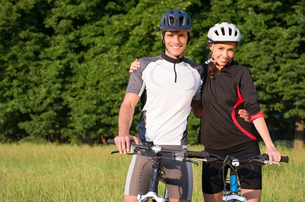 Ung sportig par på cykel — Stockfoto