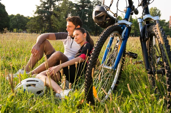 Relaxed Couple Sitting In Meadow — Stock Photo, Image