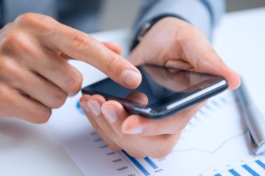 cep telefonu kullanarak iş adamı