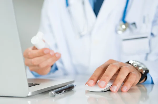 Doctor Prescribes A Medicine — Stock Photo, Image