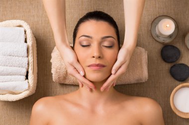 Spa yüz masajı