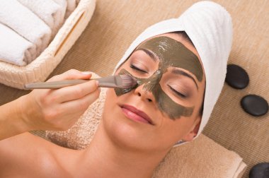 kobieta z Maseczka z zielonej glinki w spa