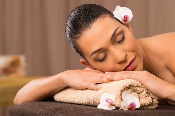 Mujer joven relajándose en el spa — Foto de Stock