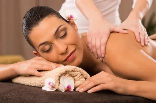 Close-up van een jonge vrouw ontvangen rugmassage in spa — Stockfoto