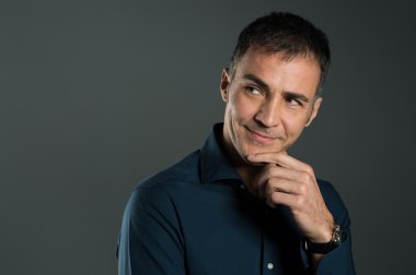 düşünceli olgun adam