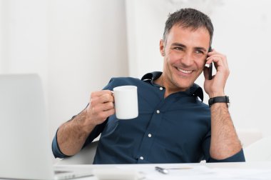 telefonda konuşurken mutlu olgun adam