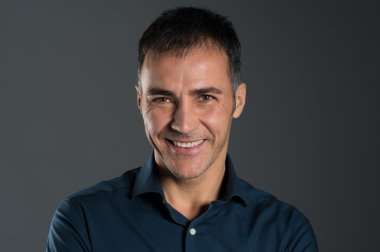 Olgun erkek gülümseyen