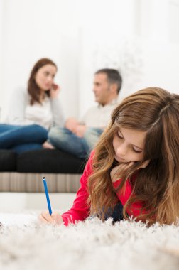 ödev halı üzerinde yatan kız