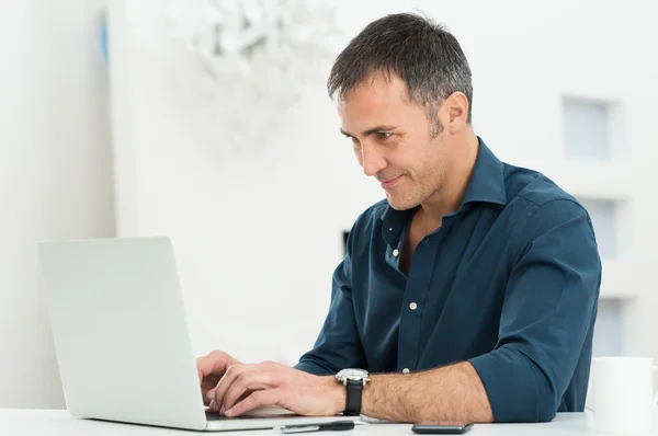 Mann benutzt Laptop — Stockfoto