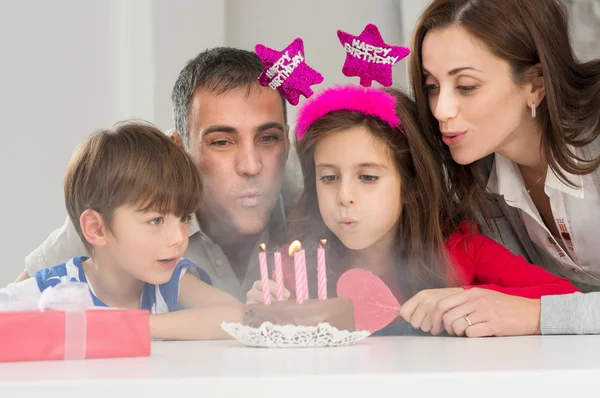 Famiglia che festeggia il compleanno — Foto Stock