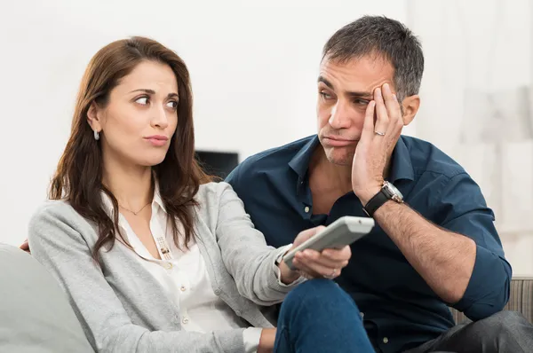Uttråkad par tittar på tv — Stockfoto