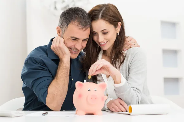 Casal economizando dinheiro — Fotografia de Stock