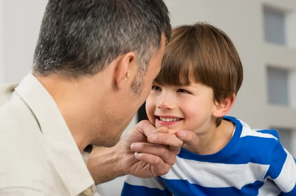 Pai olhando para o filho — Fotografia de Stock