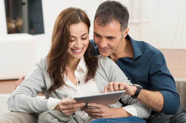 Casal usando tablet digital — Fotografia de Stock