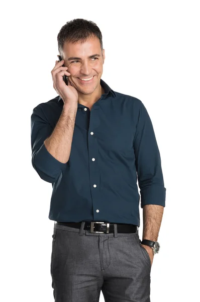 Un homme souriant parle sur son téléphone portable — Photo