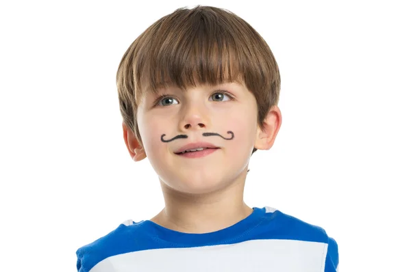 Маленький мальчик с нарисованными усами — стоковое фото
