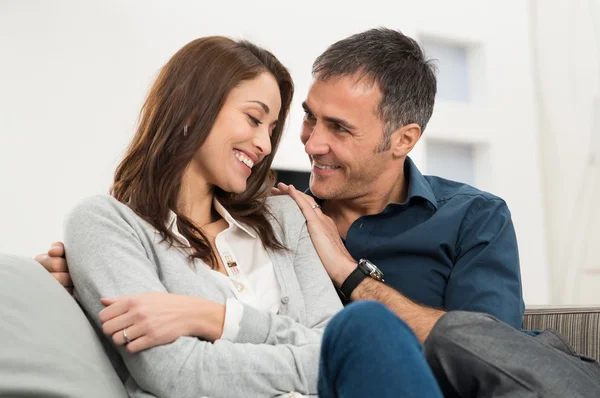 Casal amoroso sentado no sofá — Fotografia de Stock