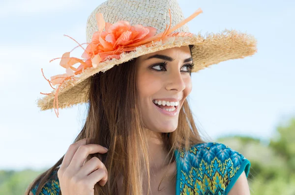 Giovane donna che indossa cappello di paglia floreale — Foto Stock